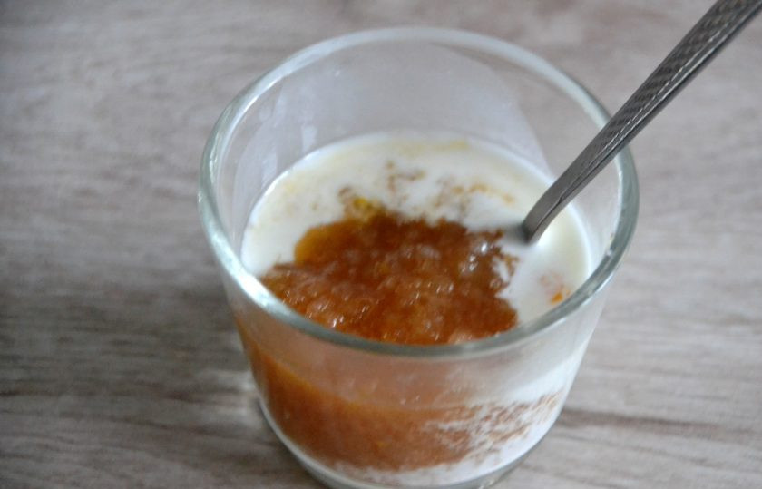 1. Этап. Торт Груши в карамели: Разведите 10 грамм кукурузного крахмала в малом количестве воды, добавьте 2 ст. ложки грушевого пюре, смешайте.