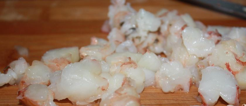 1. Этап. Дары Нептуна (фаршированные кальмары): Режем ножом чеснок и половину креветок, половину нарезанного чеснока вместе с креветками отправляем к луку и моркови.