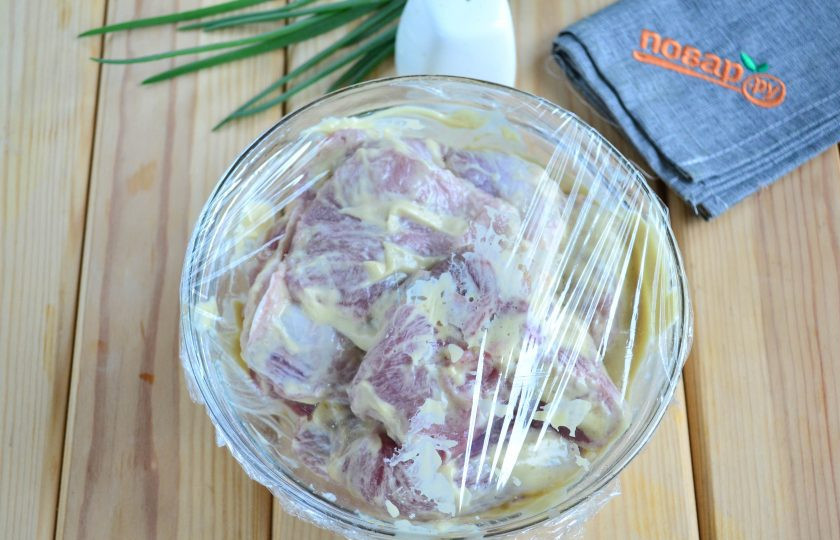 1. Этап. Шашлык из свиной лопатки: Накройте миску с шашлыком пищевой пленкой и отправьте в холодильник минимум на 4 часа. Можно оставить на ночь, тогда шашлык получится просто превосходным.