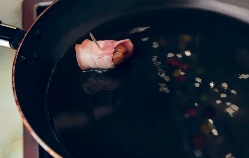 1. Этап. Финики в беконе (закуска): 2. Заверните финики в бекон, отрежьте его, если он у вас слишком длинный, и проколите зубочисткой. Затем обжарьте рулетики на растительном масле до золотистого цвета.