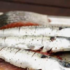 1. Этап. Скумбрия с травами и лимоном, запеченная в фольге: 1. Промываем целые тушки скумбрии, острым ножом аккуратно разрезаем брюшко, чтобы не задеть желчный пузырь, выпотрошим внутренности. В проточной холодной воде тщательно промываем каждую тушку снаружи, и внутри. Бумажными салфетками обсушим.