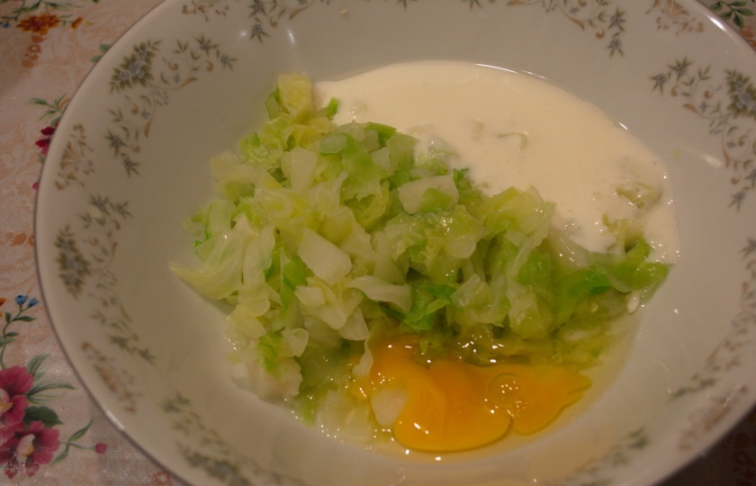 1. Этап. Капустные оладьи на кефире: Влейте кефир, добавьте пару яиц. Перемешайте.