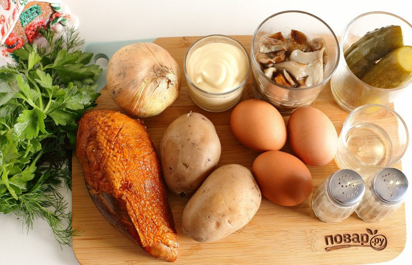 1. Этап. Салат Новогодняя сказка: Подготовьте все ингредиенты. Картофель и яйца желательно отварить заранее и охладить.