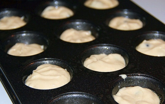 1. Этап. Воздушные кексы: 5. Форму смажьте маслом или заполните бумажными формочками. Разложите тесто, отправьте его в духовку минут на 12-15.