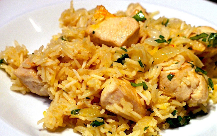 1. Этап. Куриный плов в мультиварке: 10. По окончании работы мультиварки выкладываем плов на тарелки и подаем к столу с зеленью. Приятного аппетита!