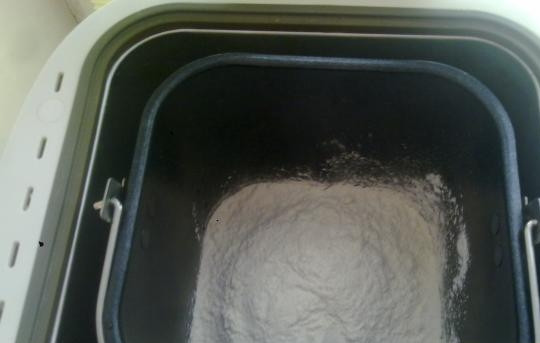 1. Этап. Тесто для мантов в хлебопечке: В чашу хлебопечки засыпаем муку и соль. Разбиваем 2 яйцо и вливаем воду. Устанавливаем режим 