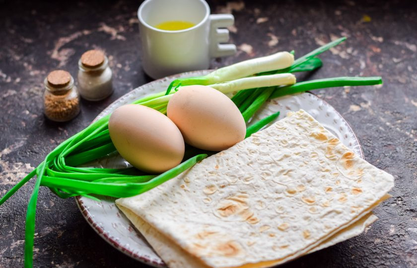 1. Этап. Пирожки из лаваша с яйцом и луком: Подготовьте ингредиенты.