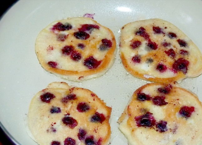 1. Этап. Бисквитные оладьи с черной смородиной: 6. Обжариваю оладьи с двух сторон под закрытой крышкой на слабом огне до образования румяной корочки.