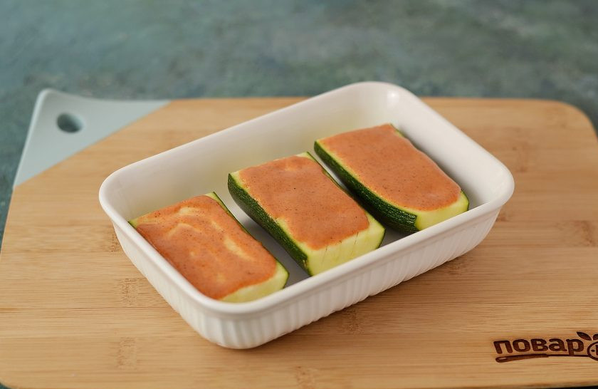 1. Этап. Кабачки с паприкой в духовке: Выложите кабачок в форму для запекания, выпекайте 20-25 минут при температуре 200 градусов.