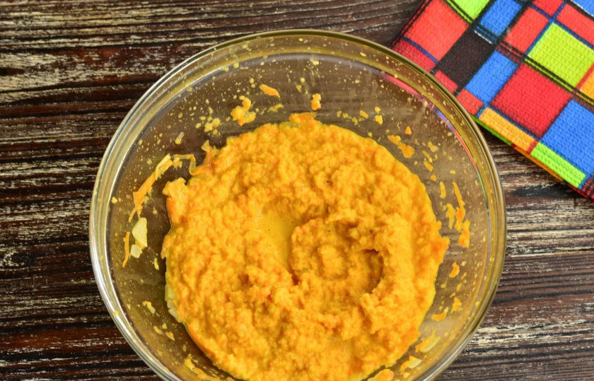 1. Этап. Луковый паштет: Затем переложите их в глубокую миску и измельчите блендером.