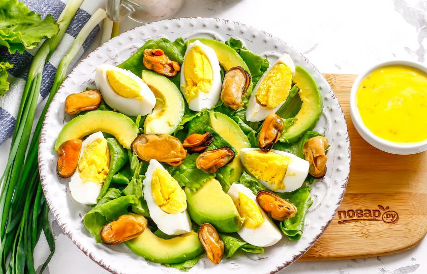 1. Этап. Салат с мидиями и авокадо: Выложите маринованные, отварные или мидии в масле между остальных нарезок.