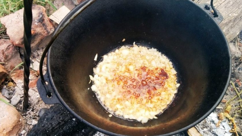 1. Этап. Гусь, тушенный кусочками с яблоками: 3. Убираю гуся из казана и добавляю в образовавшийся жир лук с чесноком, обжариваю 3-5 минут, а затем добавляю паприку.