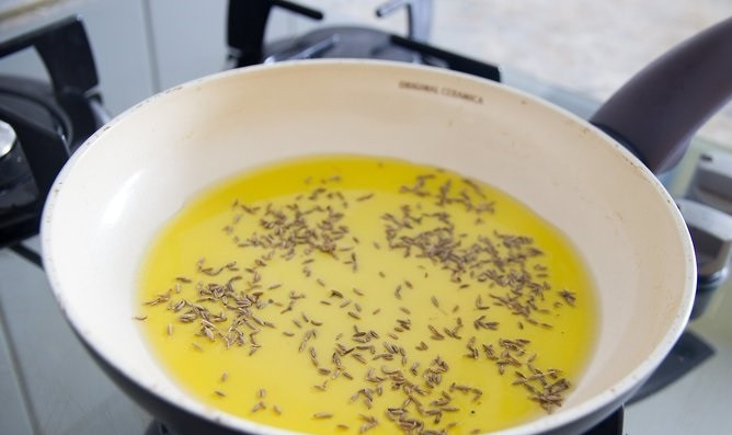 1. Этап. Тушеная в сковороде тыква: 1. Разогрейте в глубокой сковороде оливковое масло с добавлением зиры.