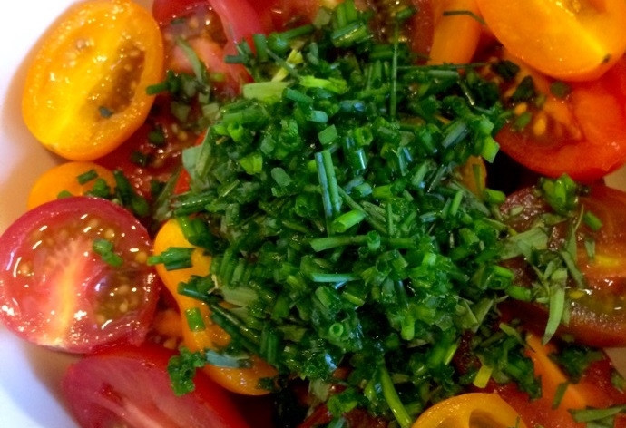 1. Этап. Салат с помидорами и зеленью: 2. В миску переложите томаты, нарежьте эстрагон и зеленый лук, добавьте к помидорам.