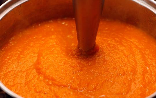 1. Этап. Морковный суп-пюре: Добавляем в кастрюлю куриный бульон и при помощи блендера измельчаем все до консистенции супа-пюре.