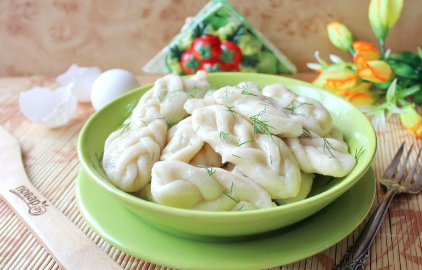 1. Этап. Яичные кюрзе: Как только слепили кюрзе, сразу отправляйте в кипящую подсоленную воду. Можно варить по две-три штуки. Слепили, сварили и выложили в тарелку, смазали маслом. И так пока не закончится тесто и начинка.