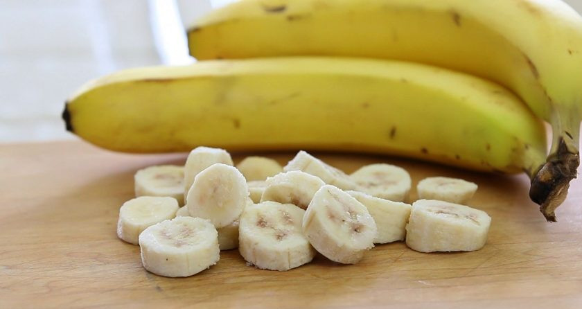 1. Этап. Шоколадно-банановое мороженое: 1. Предварительно положите банан в морозилку на 30-50 минут. Потом достаньте его и нарежьте кружочками.