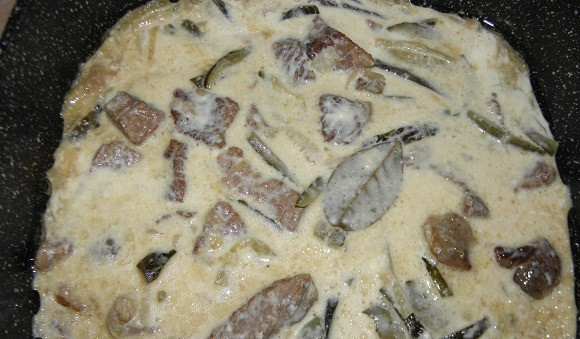 1. Этап. Гуляш со сливками: Тонкой струйкой вливаем сливочно-мучную смесь к мясу, все время помешиваем. Доводим до кипения и тушим минут 5. Пробуем гуляш, если надо - добавляем соль.