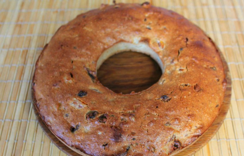 1. Этап. Рождественский кекс с коньяком: Готовый кекс остужаем, вынимаем из формы и пропитываем коньяком, который остался после замачивания сухофруктов. Кекс заворачиваем в бумагу для выпечки и оставляем на 10-12 часов.