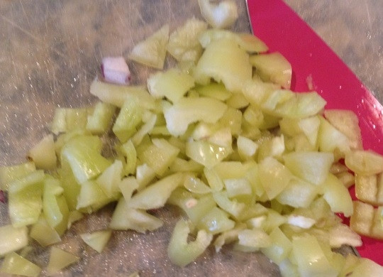 1. Этап. Красная фасоль с мясом: 3. Перец очистите и нарежьте мелкими кусочками.