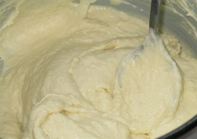 1. Этап. Картофельный пирог с луком: 4. Форму для выпекания смазываем маслом (или застилаем пергаментом), мысленно разделяем полученное тесто на три части, две из которых выливаем в подготовленную форму и разглаживаем ложкой.