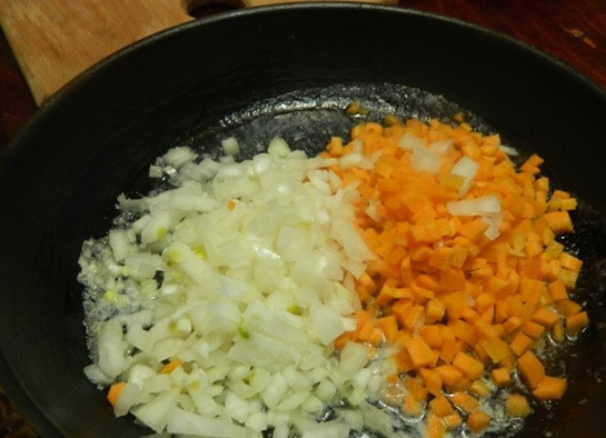 1. Этап. Нежный кекс с куриной печенью: 2. Дальше нам нужно обжарить лук и морковь на смеси сливочного и растительного масла( 1 ст. ложка).