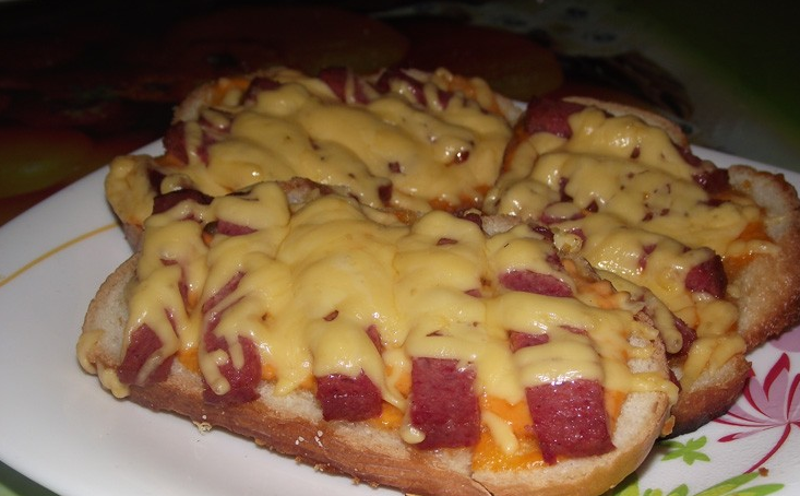 1. Этап. Бутерброды с копченой колбасой: 3. Через 10-15 минут, когда сыр расплавится, блюдо можно доставать и подавать!