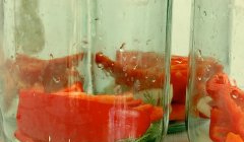 1. Этап. Засолка помидоров с луком на зиму: 1. Банки и крышки стерилизуем, овощи тщательно моем и чистим. Выкладываем на дно кусочки сладкого перца, укроп, черный перец, лук и морковь.