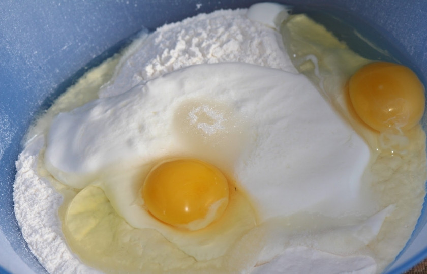 1. Этап. Вареники с квашеной капустой: Теперь приступим к тесту, просеиваем в глубокую миску муку, добавляем сметану, яйца, сахар и соль.