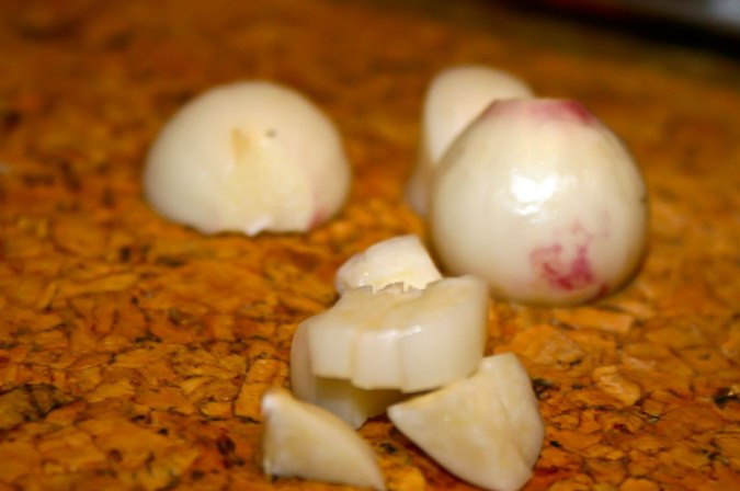 1. Этап. Баранина с макаронами: Далее очищаем чеснок и измельчаем его.