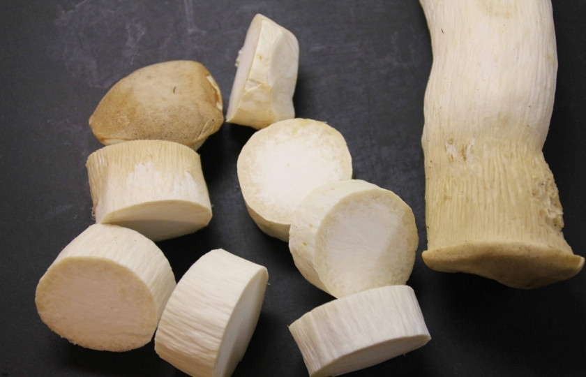 1. Этап. Вешенки жареные с чесноком: Помойте и почистите вешенки. Нарежьте их колечками.