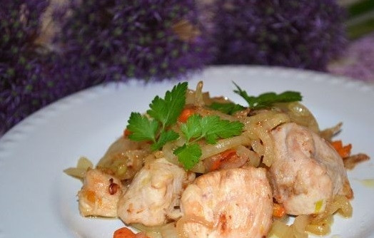 1. Этап. Поджарка из куриного филе: Жарим до готовности птицы. Вкусная поджарка готова!