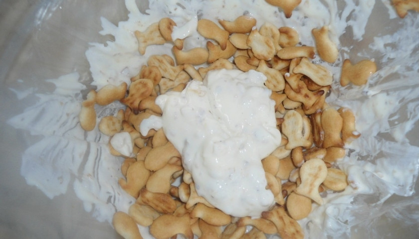 1. Этап. Торт из крекеров без выпечки: 3. Перемешаем. Теперь выкладываем в форму слой пищевой пленки, смазываем ее кремом. Затем - слой крекера и опять крем.