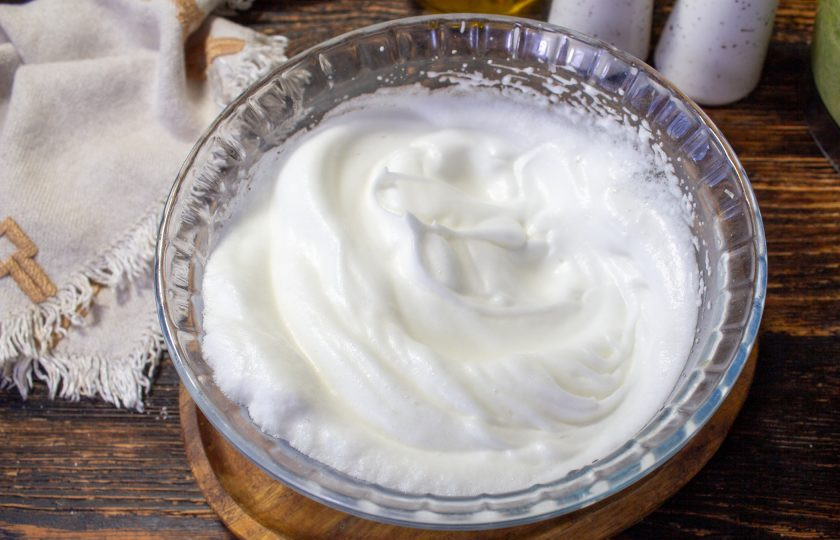 1. Этап. Рулет из брокколи с творожным сыром: Белки взбейте миксером с солью (около 1/2 чайной ложки) до устойчивых пиков.