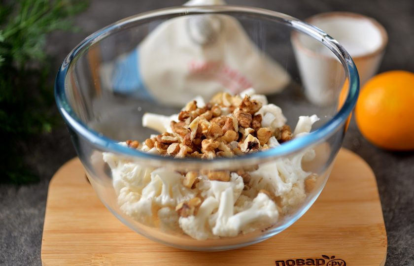 1. Этап. Салат Секрет: Грецкие орехи слегка измельчите, добавьте к капусте. При желании орехи можно слегка подсушить в сухой сковороде.