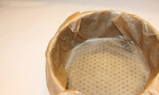 1. Этап. Пирожное Вишнёвый ноктюрн: Круглую и высокую форму для выпечки смажьте растительным маслом, а потом застелите её пергаментной бумагой. Разогрейте духовой шкаф до 200 градусов.