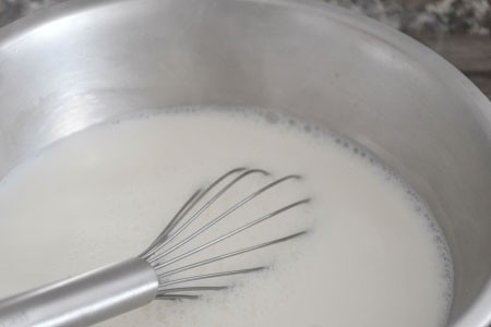 1. Stage. Heart pancakes: For pancakes, mix milk with boiling water with a whisk.