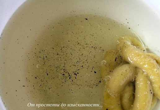 1. Этап. Салат Коралловый жемчуг: Соедините все ингредиенты для заправки.