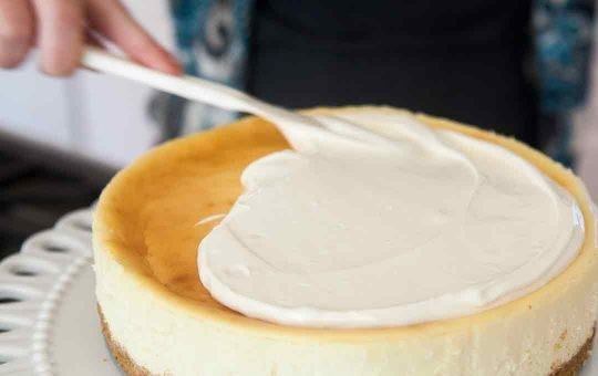 1. Этап. Классический чизкейк Нью-Йорк: 10. Смажьте верх взбитой с сахаром сметаной.