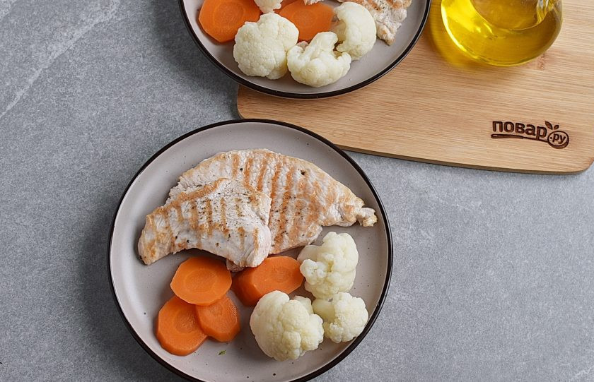 1. Этап. Стейк из индейки: Разложите стейки по тарелкам и гарнируйте отварными овощами.