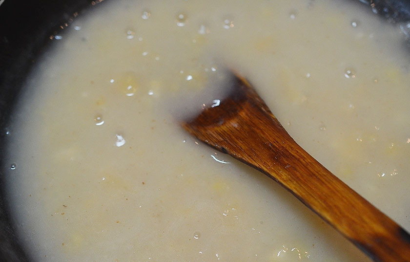 1. Этап. Лазанья с ароматом моря: 6. Добавьте бульон, посолите, поперчите и слегка уварите.