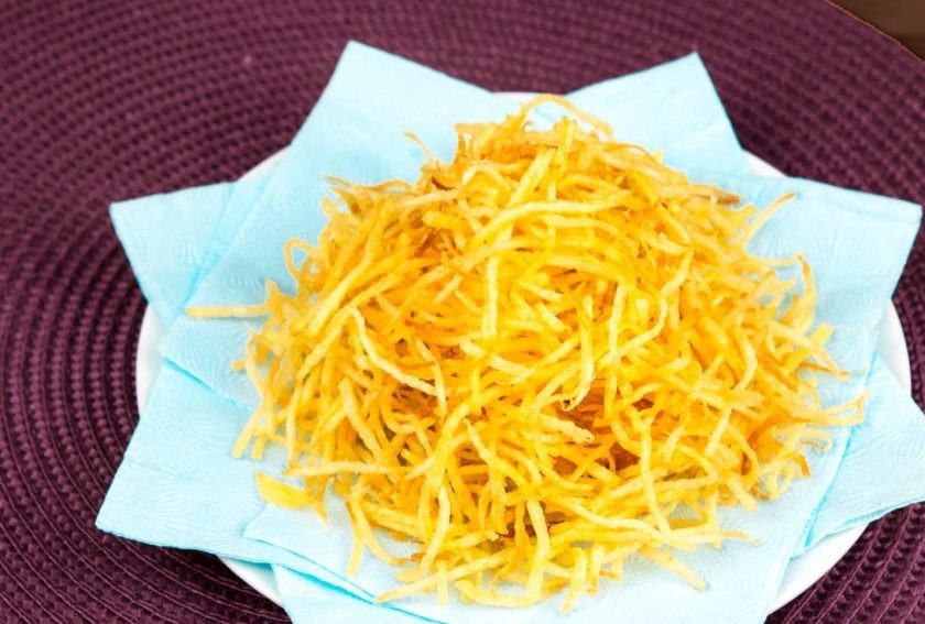 1. Этап. Хрустящая картофельная соломка: 4. Готовый картофель выложите на бумажное полотенце и посолите по вкусу. Приятного аппетита!
