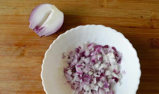 1. Этап. Кебабы из индейки с быстромаринованными помидорами: Тем временем, готовим быстрые маринованные помидоры. Начинаем с приготовления маринада. Красный лук чистим и режем очень мелкими кубиками.