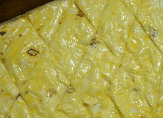 1. Этап. Ленивая пахлава из лаваша: 8. Острым ножом разрезаем пахлаву на ромбики, места разрезов заливаем остатками сливочного масла. Отправляем форму в разогретую до 180 градусов духовку на 15 минут.