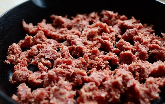 1. Этап. Песочное печенье с подливой: 5. Обжарьте фарш на сковороде с небольшим количеством масла.