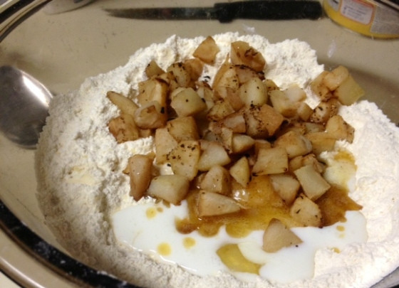 1. Этап. Грушевое тесто: 4. Добавьте сливки, взбитое яйцо, коричневое масло. Для аромата можно капнуть немного ванильного или миндального экстракта. Выложите в мисочку груши.