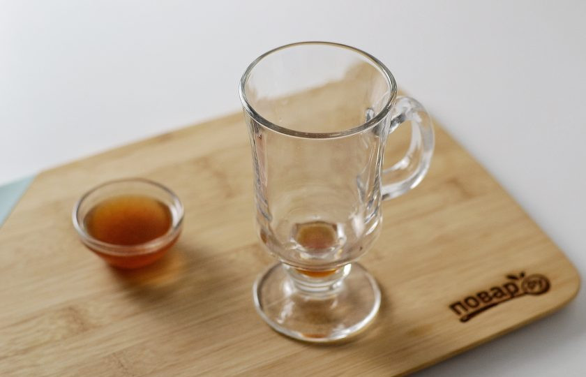 1. Этап. Новогодний кофе: Налейте 1-3 чайных ложки пряного сиропа в стакан.