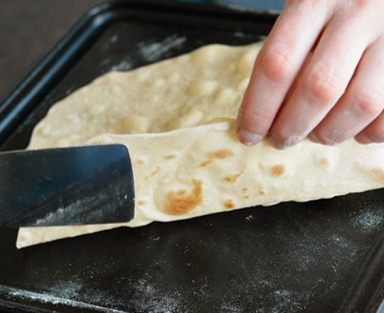 1. Этап. Лепешки Тортильяс: 4. Разогрейте чугунную сковороду и выложите лепешку, обжаривайте с каждой стороны около 40-60 секунд.