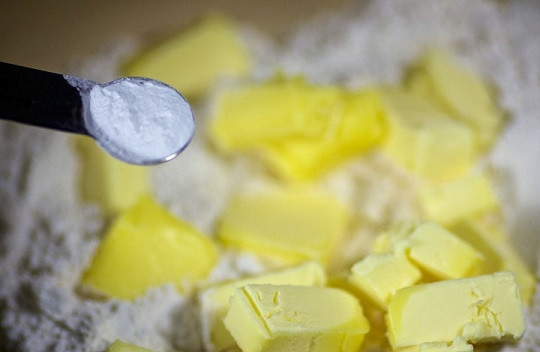 1. Этап. Яблоки, запеченные в тесте: 2. Всыпьте щепотку соли и разрыхлитель.