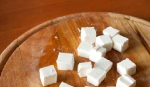 1. Этап. Курица с дыней: Фету порезать кубиками.